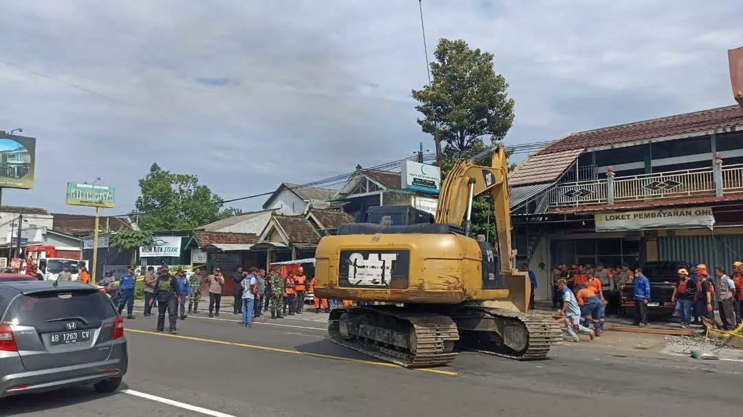 Turut berduka cita dan terima kasih kepada seluruh pihak yang membantu pencarian korban yang terjatuh di saluran air Jl. Wates Sedayu depan PLN Sedayu Bantul. Minggu (15/12).

Korban sudah ditemukan 🙏🏻

Kronologi sekira pukul 17.45 Wib ada warga yang melihat korban berjalan dan