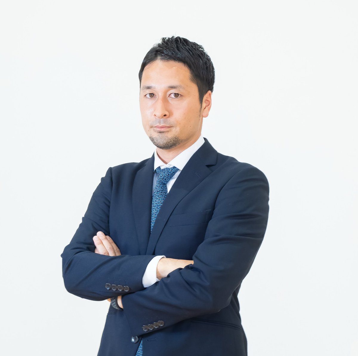 agata_fc's tweet photo. 桑原勇斗監督　退任およびアビスパ福岡コーチ就任のお知らせ

日頃よりFC延岡AGATAに厚いご声援ありがとうございます。
この度、桑原勇斗監督が今シーズン限りで退任し、アビスパ福岡コーチに就任することになりましたのでお知らせします。
桑原監督はクラブ創設から4年間監督を務めていただきました。
次のステージでも延岡出身の指導者として活躍を期待します。
ありがとう！いってらっしゃい！

少し長いですが本人の思いを読んでいただければと思います。

名前
桑原　勇斗

年齢
37歳

指導歴
2014年～2016年サガン鳥栖U-15コーチ
2017年～2018年サガン鳥栖U-18コーチ
2018年サガン鳥栖U-18監督
2019年～2020年サガン鳥栖TOPチームコーチ
2021年〜2024年FC延岡AGATA 監督

【本人コメント】
日頃より、FC延岡AGATAを応援して下さるファン・サポーターの皆様、協賛して頂いたスポンサーの皆様、選手を雇用して頂いているパートナーシップ企業の皆様、今シーズンもご支援・ご声援を頂きましたこと、心より感謝申し上げます。
　2024シーズンを持ちまして、FC延岡AGATAを退任する事になりました。
2021年に監督として就任し、4年が経ちました。延岡にJリーグチームを作ろうと会長・社長とテクニカルアドバイザーである松本育夫さんの想いのもと、スタートを切りました。
就任初年度は、宮崎県リーグからスタート。
１年間、公式戦もコロナ禍で中止になり、練習を日々重ね、その努力も実りその年に九州リーグに昇格しました。
九州リーグ初年度に2位と、全国社会人選手権で3位入賞と地域チャンピオンズリーグ出場権を獲得し、JFL昇格の壁の高さに痛感したと同時に、九州リーグ昇格初年度に選手たちは快挙を成し遂げ、全国に知れ渡るチームへと一気に進化して行きました。
このたった４年でチームが全国レベルになれたのも、夢に共感し入団してくれた選手たちのお陰であり、選手たちの努力に大きな感謝をしています。
そして、ここにいる皆さんが日頃から多くのご支援・ご声援があってこそだと感じております。心から感謝申し上げます。
今シーズンが終了し、０から１へとクラブを進化させ、次へバトンタッチをする時が来たのじゃないかと社長と話し合い、退任を決意しました。
このAGATAでの４年間、思い出すのは選手スタッフと喜びあった瞬間、西階でのホームゲームの帰りに笑顔で帰ってくれたサポーターの皆さん、街で頑張ってと声を掛けてくれたこと、沢山の良い思い出が脳裏に焼き付いています。その全てが私の宝物です。
この想いを来年以降の次の世代が紡いで、繋いで目標を達成してくれると信じています。
私自身も、来年新たなチャレンジをします。勝手ながら、地元延岡人として、頑張っている姿をお見せできたらと思います。
最後に、皆様にお願いがあります。
これからのAGATAが燃え盛るような炎の時のシーズンもあれば、灯火のように小さく燃える火のシーズンもあるでしょう。でも、皆様との絆や想い、夢という炎が消えなければ必ず叶うと信じています。
弱々しい炎の時には油を注ぐように叱咤激励し、消えぬよう皆様で守ってあげて下さい。
そして、燃え盛る炎のシーズンが来た時には、とにかく追い風を送り、巻き起こし、その炎が突き抜けるよう押し上げて下さい。
必ず期待に応えてくれると思います。
最後になりますが、延岡の未来とAGATAファミリーの全ての皆様が良いお年を迎え、来年飛躍の年になることをお祈りします。
FC延岡AGATAの発展と成功を心より願っております。
４年間、本当にありがとうございました。
 
FC延岡AGATA 監督　桑原勇斗

【桑原一太代表コメント】
この街にＪリーグクラブを！この志のもと0からのスタートで力を合わせてやってきました。
今0→1にクラブを発展できた段階で私はFC延岡AGATAの次のステップへの挑戦と桑原勇斗の挑戦を後押ししようと思います。
4年前Ｊ1という華やかな舞台から当時県リーグだったFC延岡AGATAで監督を引き受けてくれたこと嬉しかったです。勇斗が監督になって色々な未来が明確に見えるようになりました。本当に感謝しています。
時にはぶつかりながら一歩一歩進んできました。しかし私たちの心の奥底には、この街を、私たちが育った愛する故郷を、サッカーで盛り上げたい。この想いだけで突き進んだ4年間でした。幸せな時間を過ごさせていただきました。ありがとうございました。
来年からは素晴らしいスタッフや選手たちがそのアイデンティティを引き継ぎより進化させていきます。
結びとなりますが、FC延岡AGATAを応援してくださる皆様、桑原監督を支えていただきありがとうございました。そしてこれからもよろしくお願いいたします。

FC延岡AGATA  代表取締役社長　桑原一太

詳細⬇️
https://t.co/fS6V9mvLU4

#FC延岡AGATA
#延岡市
#桑原勇斗