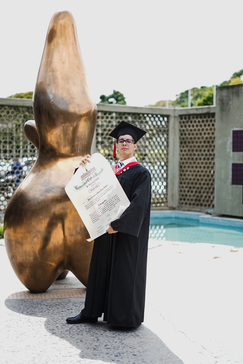AbgYvanFrancoR's tweet photo. ¡A un año de mi graduación!

Se han presentado muchísimos retos, pero el juramento que hice de cumplir y hacer cumplir la Constitución y las Leyes sigue y seguirá IN TAC TO

📸 @Daev98 / @gmst.udios (IG) 

#tb #UCV #FCJP #Derecho https://t.co/QUAD3xtlH4