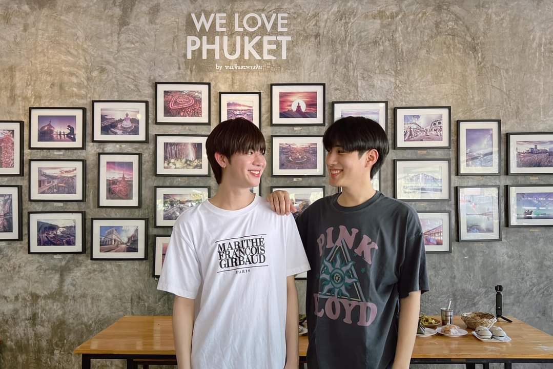 Cupidg21's tweet photo. 9เดือนแล้วที่เป็นพาร์ทเนอร์ของกันและกัน ทุกๆวันของติดฝนมีแต่ความสุข เฝ้ามองการเติบโตของทั้งคู่ ได้ทำในสิ่งที่รักและสิ่งที่ชอบ ประสบความสำเร็จ ถูกค้นพบเยอะๆ อยู่เป็นที่รักให้ติดฝนได้รักแบบนี้ด้วยกันไปนานๆเลยน๊า

TLEFIRSTONE  9M WE WALK TOGETHER
#เติ้ลเฟิร์สวัน #TleFirstone https://t.co/n5jZa4847e