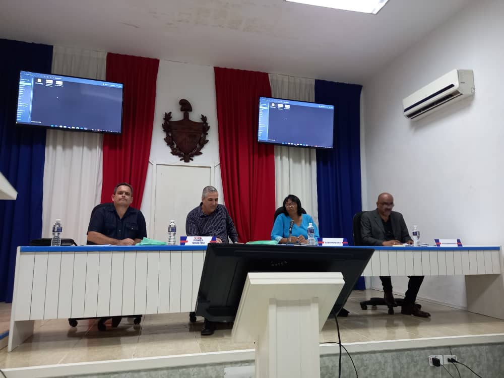 EstatalMatanzas's tweet photo. #DecMatanzas La titular también centró su intervención en la distribución de la canasta familiar normada, llamando a alcanzar mayor eficiencia en el territorio y estabilidad en el trasiego de los productos de los almacenes hacia las bodegas. #MatancerosEnVictoria https://t.co/7Zwlilxb26