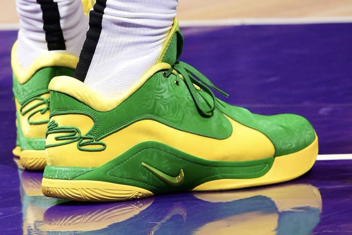 SoleRetriever's tweet photo. LeBron James returns in “Oregon” LeBron 22 PEs 🦆 https://t.co/6YyilsKwc9