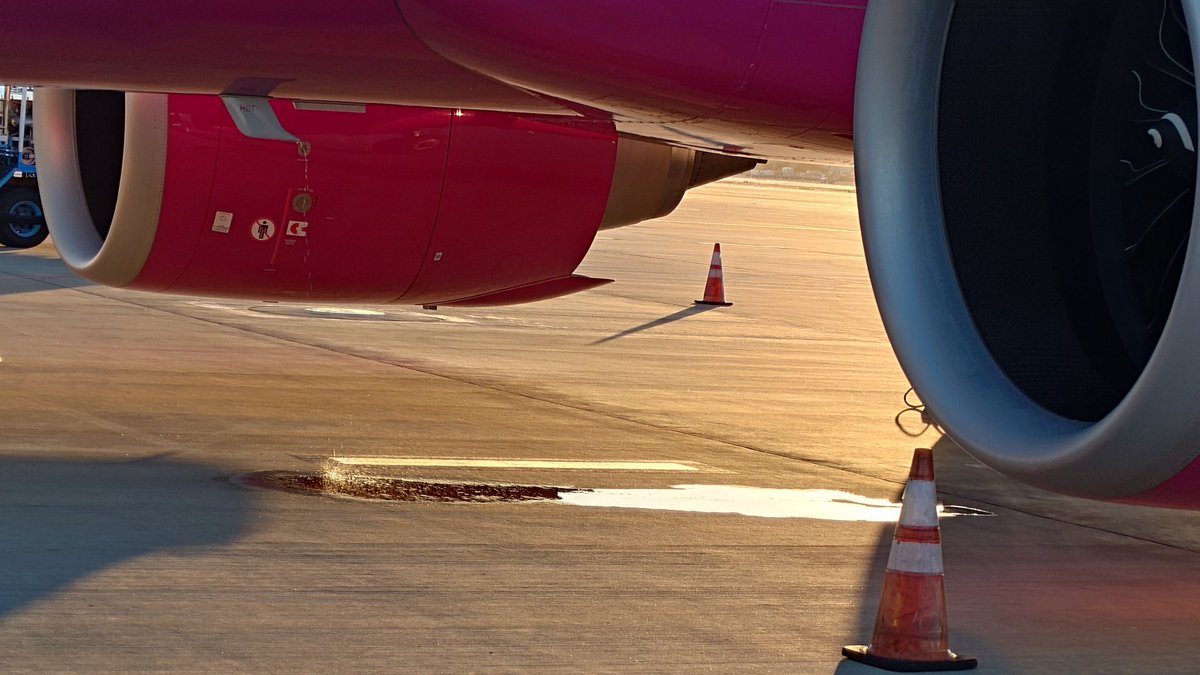 cherryman765's tweet photo. 飛行機の貴重な放尿シーン https://t.co/9yK6PEe2pM