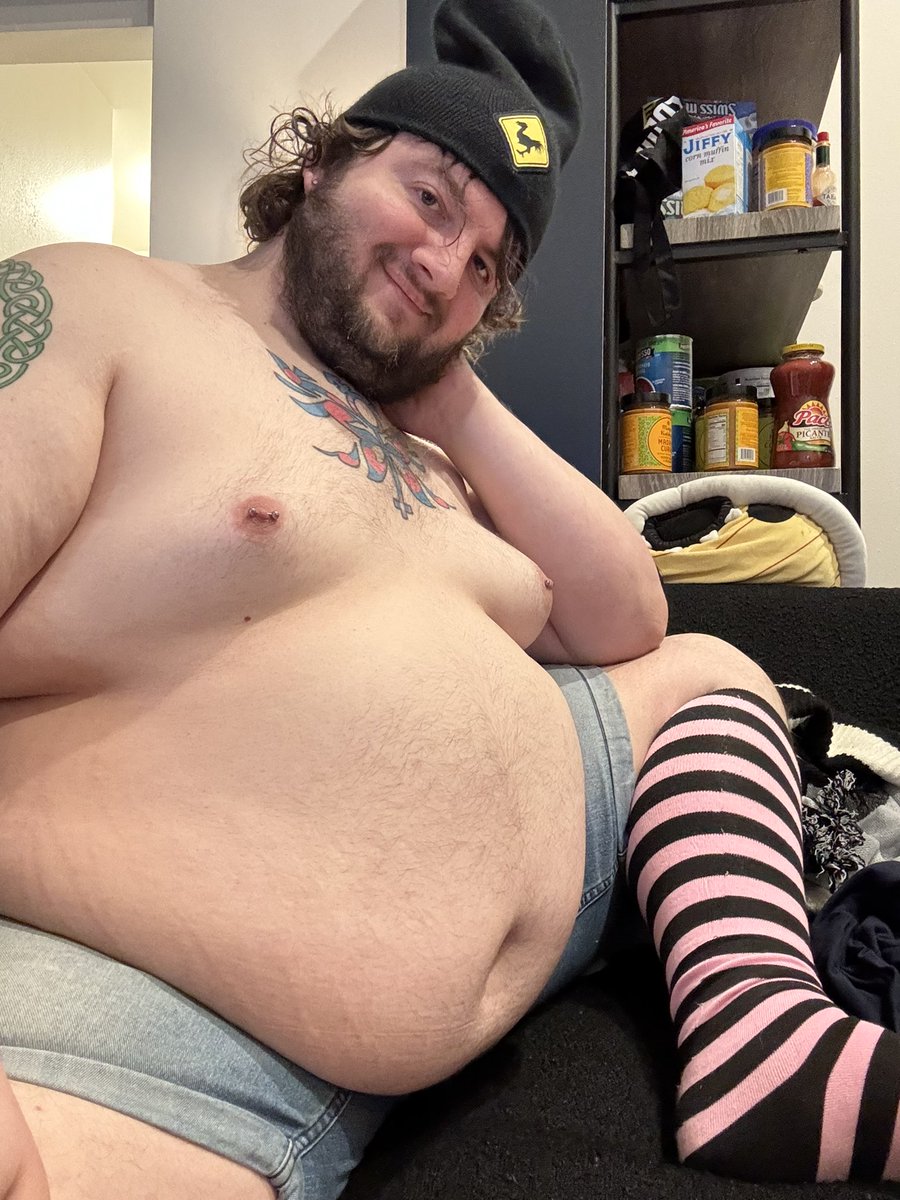 Shujyman's tweet photo. NEW SOCKS BAYBEE https://t.co/3YKNPqpXsM