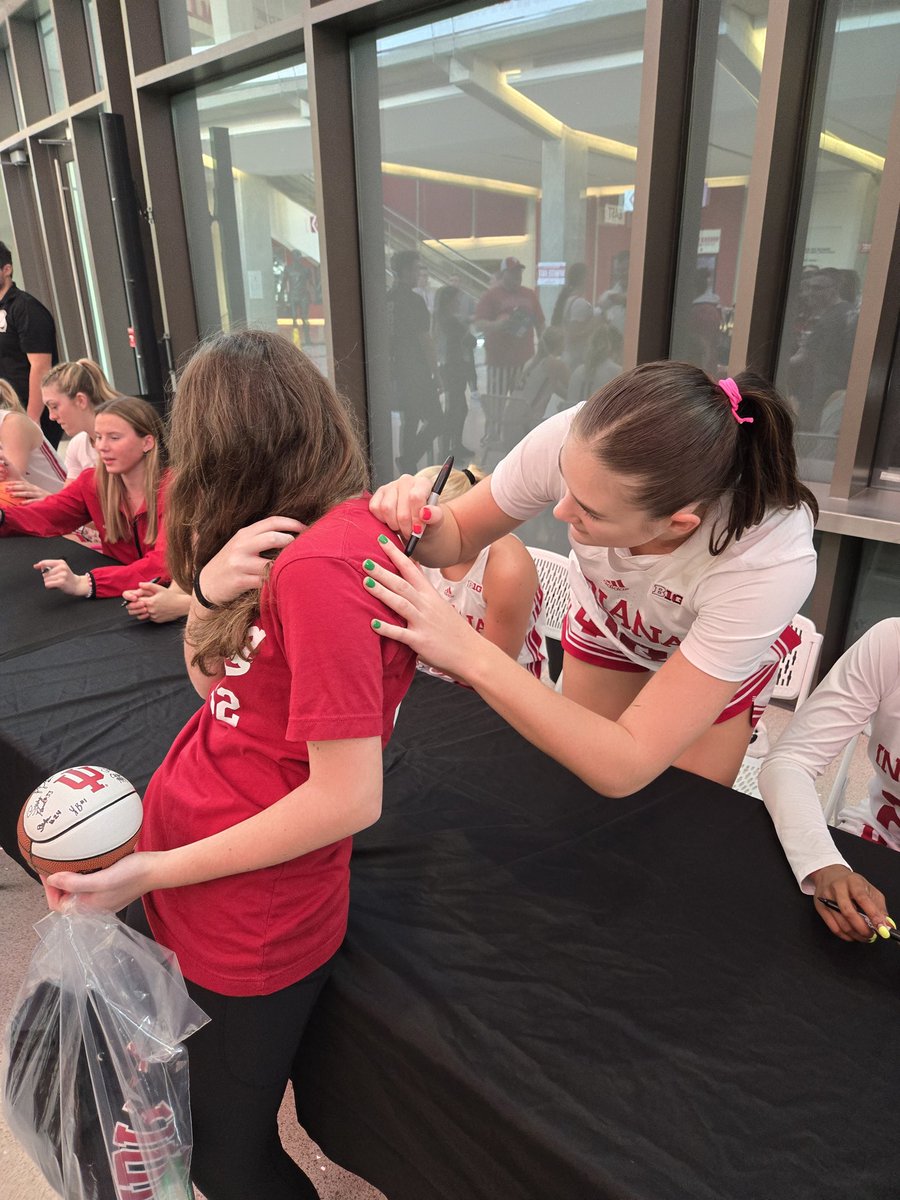 jagerdom1's tweet photo. @lilly_meister16 thanks for signing Lily's shirt.  She was very excited that you signed it.

Good game....and go easy with that water bottle to the forehead 😅 https://t.co/EMoGOXefSL