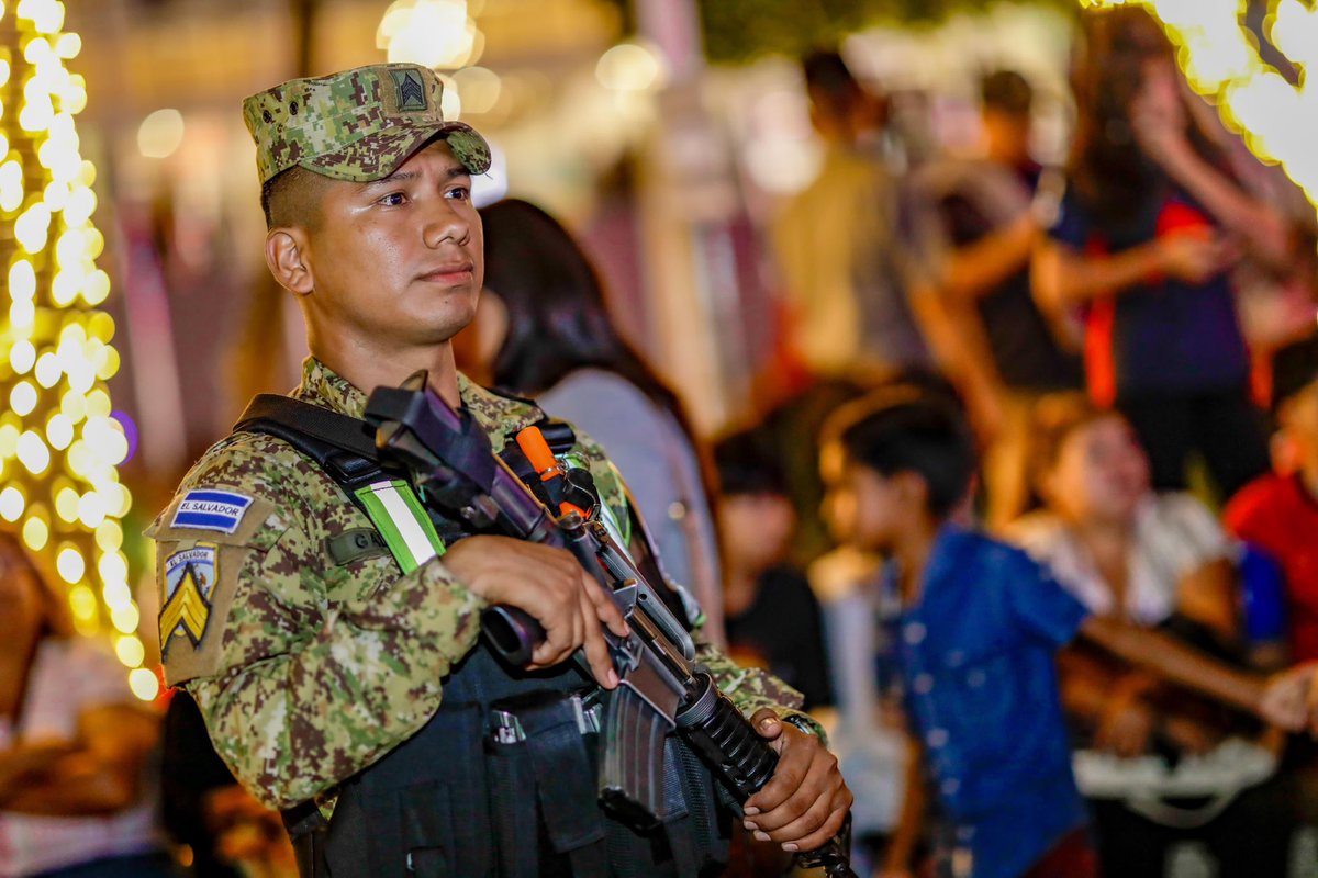 DefensaSV's tweet photo. La magia de la Navidad ilumina el Centro Histórico, donde miles de familias salvadoreñas disfrutan momentos de alegría y unión. ✨

La @FUERZARMADASV trabaja con dedicación para garantizar que estas celebraciones se vivan en un ambiente de tranquilidad y seguridad.

#NavidadCentroHistórico 🎄
