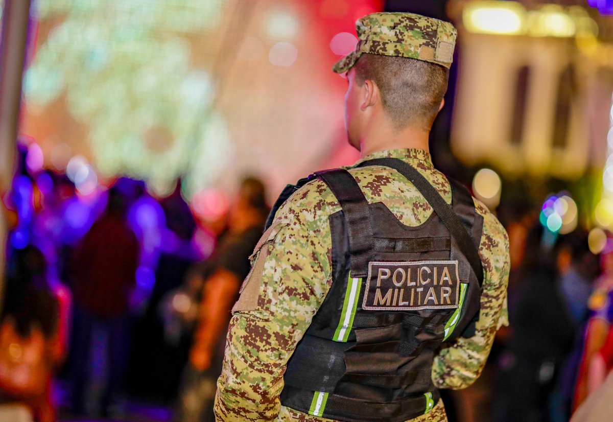 DefensaSV's tweet photo. La magia de la Navidad ilumina el Centro Histórico, donde miles de familias salvadoreñas disfrutan momentos de alegría y unión. ✨

La @FUERZARMADASV trabaja con dedicación para garantizar que estas celebraciones se vivan en un ambiente de tranquilidad y seguridad.

#NavidadCentroHistórico 🎄