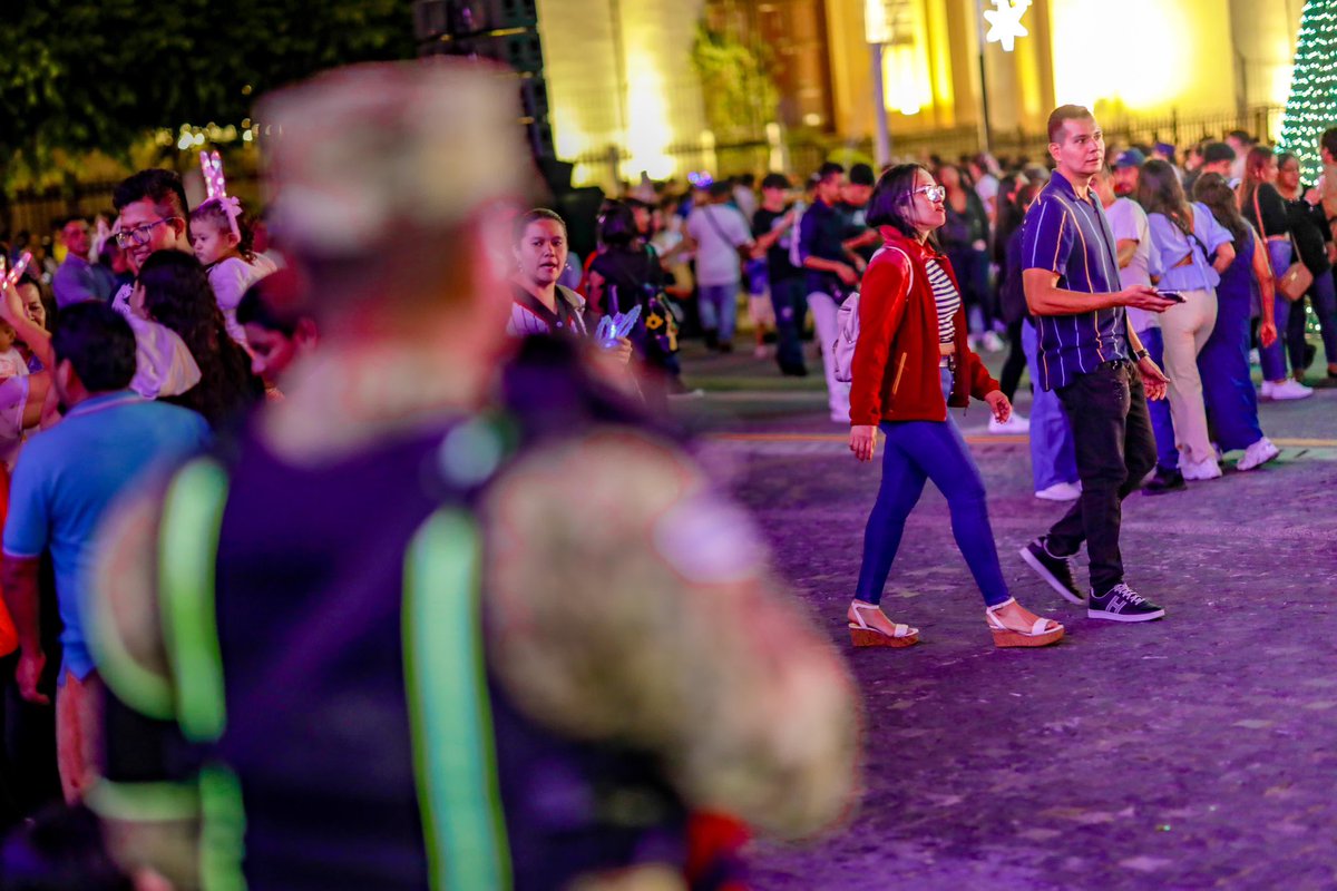DefensaSV's tweet photo. La magia de la Navidad ilumina el Centro Histórico, donde miles de familias salvadoreñas disfrutan momentos de alegría y unión. ✨

La @FUERZARMADASV trabaja con dedicación para garantizar que estas celebraciones se vivan en un ambiente de tranquilidad y seguridad.

#NavidadCentroHistórico 🎄