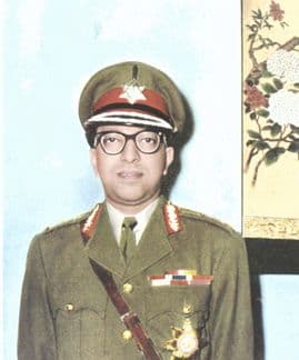gbudhathoki's tweet photo. राजा महेन्द्रको पुस १ को कदम
-सुनिल उलक-
धेरैले राजा महेन्द्रको २०१७ सालको कदमको आलोचना गर्दछन् । तर राजाले २-३ दिनको निर्णयले यो कदम चालेका थिएनन् । उनले प्रजातान्त्रिक सरकार बने देखि नै यस माथी गोप्य रुपमा कडा नजर राख्न थालेका थिए । साथै यसको बिकल्पको लागी लामो अध्ययन पनि गरिरहेका थिए । पञ्चायत शब्द संस्कृत शब्द हो र यसको ब्यबस्थाको शुरुवात धेरै पहिले देखी भारतका ग्रामिण क्षेत्रमा शुरु भएको थियो । गाउँका केही पञ्च भलाद्मीहरुको समुहले गाउँको सम्पूर्ण ब्यबस्था गर्दथे । उनिहरुमा आफ्नै कानुनी अधिकार हुने गर्दथ्यो । यसैबाट प्रभावित भएर महेन्द्रले बृहत्तर रुपमा राष्ट्रिय ब्यबस्थाको थालनी गरेका थिए । पञ्चायती ब्यबस्था वास्तवमा पूर्ण रुपमा जनतामुखी थियो । तर पछि यो पूर्णरुपमा राजामुखी हुन पुग्यो । जसले गर्दा यसका गुण भन्दा दोषहरु बढी बाहिरिन पुग्यो । पञ्च भलाद्मी भन्ने शब्दमा कति आस्था र श्रद्धा थियो पछि पञ्चेको रुपमा बदनाम भयो ।

पृथ्वीनारायण शाहको राष्ट्र एकिकरण अभियानमा उनका छोरा बहादुर शाहले पनि निरन्तरता दिए । तर त्यसपछि सन्की राजाहरू तथा थापा, पाण्डे, चौतरियाको आपसी दुश्मनीले देशले धेरै गुमायो । टिस्टा देखि कांगडाको सिमालाई मेची देखी महाकालीमा सिमित बनाइदियो । जंगेलाई यहि थापा, पाण्डे, चौतरिया र सन्की राजाले जन्माएको थियो । त्यो बेलाको आबश्यकता थियो जंगे । जंगेको उदय नभएको भए नेपाल भारतको एउटा प्रान्तमा सिमित हुने थियो । हैसियत नभए पनि हुकुमता भएका जंगे उपयुक्त भइदियो । जंगेलाई स्विकार्नु पर्ने जनताको बाध्यता थियो त्यो बेला ।

बि.सं. १९४२ को घटना पछि राणा केही उग्र भयो । धेरै कुरा राणाबाट गल्ती भए, अहिलेका नव राणा वा नव राजाहरू झै धिरशम्शेरका सत्र भाइ छोराहरु पनि सत्ताको लागी जस्तो सुकै गर्न तैयार हुदै गए । तर कहिले काँही राम्रो काम पनि सत्ता गुम्ने डरले गर्न चाहेनन् । बि.सं. २००१ मा जुद्धशम्शेर, भाइसराय Earl of Linlithgow को निम्तोमा भारत भ्रमणमा गएका थिए । यो भ्रमण नितान्त ब्यक्तिगत थिएन, अंग्रेज सरकारले नेपाललाई केही उपहारमा दिन चाहेका थिए । यस भन्दा अगाडी प्रधानमन्त्री चर्चिल तथा राजा जर्ज छैठौ ले पनि नेपालको कदर गर्न चाहेको जानकारी पत्रबाट दिइसकेका थिए ।

भारत भ्रमणको समय भाइसराय Earl of Linlithgow ले एकान्तमा जुद्धशम्शेरलाई सूचित गरे । हामी भारत छोडेर जादैछौ, यो अप्रत्यासित थियो जुद्धशम्शेरको लागी । एकैचोटी उसको दाहिने हात कसैले काटिदिए जस्तो भयो । बिस्तारै भाइसरायले थप्दै भने, नेपाल र नेपालीको गुण हामी कहिल्यै बिर्सन सक्दैनौ, तसर्थ अंग्रेज सरकार नेपाललाई केही उपहार दिन चाहन्छ । यहि सुचित गर्न महाराजलाई दिल्ली दरवारमा निम्तो पठाइएको हो । कौटुहलता विच जुद्धको प्रश्न भुइमा झर्न नपाउदै भाइसरायले भने, अंग्रेज सरकार भारतलाई स्वतन्त्र बनाउनु अगाडी बंगलादेश नेपाललाई सुम्पन चाहेको जानकारी गराउन चाहन्छु । देशले समुन्द्री किनार भेटे बिकास गर्न सहज हुन्छ भन्ने अंग्रेजको लामो अनुभव थियो । तसर्थ नेपाललाई समुन्द्रसंग जोडिदिन चाहेका थिए ।

राणा विरोधी आन्दोलनबाट आजित भैसकेका जुद्धशम्शेर बंगलादेश नेपालमा गाभ्ने प्रसंगले अझ तर्सिए । उनले हुन्छ वा हुदैन भन्न सकेनन् । छिट्टै जानकारी पठाउछु भन्दै फर्किए । दुइ महिना पछि उनले पत्रमा देशभित्र नै आन्दोलन चर्किरहेको अवस्थामा बंगलादेश स्विकार्न कठिन हुने जानकारी पठाए । प्रधानमन्त्री चर्चिल तथा राजा जर्ज छैठौको नेपाललाई भूपरिवेष्टिटबाट जोगाउने र भारतको पराधिनताबाट रोक्ने इच्छा पुरा हुन सकेन ।

भारतको स्वतन्त्रता पछि नेहरूको चंगुलमा फसेका राजा त्रीभूवनले अरू केही सहि देख्न नै सक्दैनथे । केवल नेहरूको सल्लाहलाई शिरोपर गर्थे । कार्तिक २२, २००७ मा नेपाललाई स्वतन्त्र गर्ने चाहनाले राजा भारतमा पुगेका थिएनन् । नेहरूको इच्छाले पुगेका थिए, हैदरावाद भवनमा कैद सरह बसेका थिए । राजकिय सम्मानका साथ बसेका थिएनन् । त्यो कैदखानामा राजा त्रीभूवनलाई पहिलो पटक भेट्न पुगेका पुरूषोत्तमशम्शेरको अनुभवमा त तिहाडमा पनि त्यति सुरक्षा हुदैन जति त्रीभूवन बसेको ठाउँसम्म सेनाको पहरा थियो । Erika Leuchtag रानी कान्तीको उपचारको लागी होइन नेहरूको प्रतिनिधीको रूपमा दरवारको जासुसी गर्न पठाइएको थियो । पछि यिनै नर्ससंग राजाको हिमचिम बढ्यो । Erika को सहयोगमा राजालाई दिल्ली पुर्याइयो । हुन त नेहरूले चाहेको (भारतको हिमाञ्चल राज्यमा गाभ्ने) कुरा युवराज महेन्द्रले गर्दा पुगेन तर एक किसिमको उपनिवेश भने बनाइछाडे ।

२००७ पछि हामी भारतको अधिनमा आयौ, नेहरूले राजाको साथ आफ्ना प्रतिनिधी पठाए, राजाको सल्लाहकारको रूपमा । २००८ मा नेपालको सुरक्षा परिषदको पहिलो बैठक दिल्लीमा बस्यो । यसलाई भारतीय सेना प्रमुखले ब्रिफिङ गरे। 
++