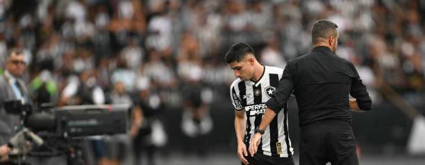 🚨 ESPN : بوتافوغو يرى البرتغالي أرتور جورجي خارج النادي .. المدرب بالفعل لديه اتفاق مع فريق في قطر.

وشعر نادي بوتافوغو بالغضب بعد علمه أن المدرب يريد اخذ لاعب الوسط الدولي الفنزويلي جيفرسون سافارينو (28 عام) إلى الفريق الذي وقع معه اتفاق.