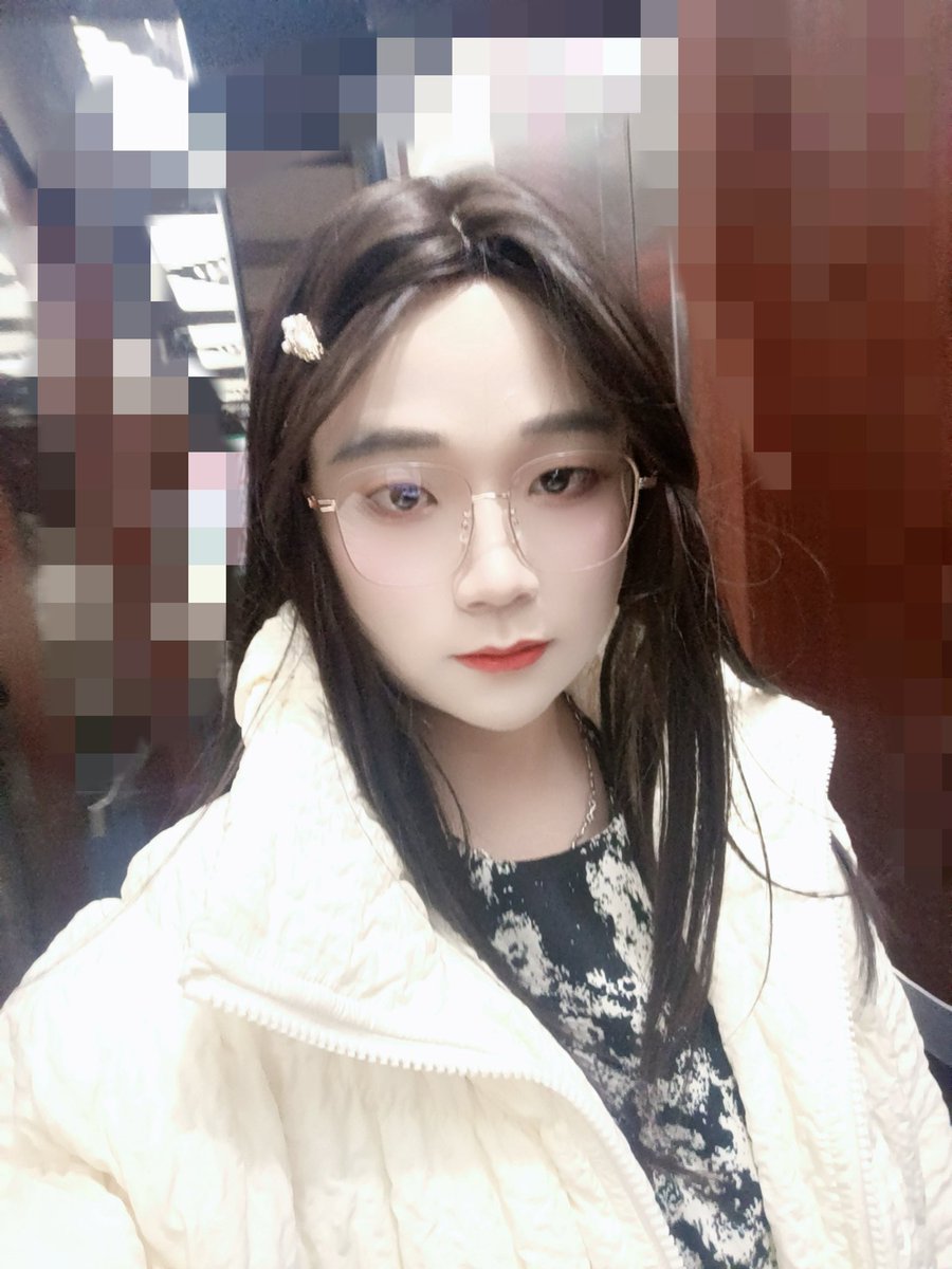 bingbing0099's tweet photo. 天冷啦，又到了穿靴子的季节了，最近减肥蛮有成效的，要不下回擦擦边试试🤪
哈哈，好喜欢这个猫猫头戒指
#伪娘 #cd https://t.co/NHfJsjvtuJ