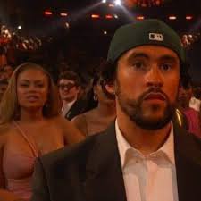 Jonjb5's tweet photo. La cony copeteli mirando a #PilarCox hablar en diferentes idiomas y de diferentes temas ,me hace recordar a bad bunny mirando a  adele cantar 🤣😂🤣🤣  #PrimerPlanoCHV https://t.co/GNj6h6DhM9