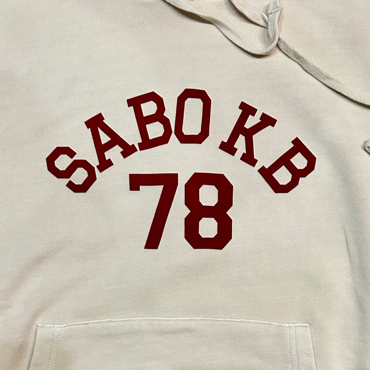 ウォッシュをかけたボディーにひび割れて塗料がとれるとカスレたデザインになる切れば切るほど味になます。 今回もCACUTUS LABEL HOODIEに続きシンプルでどの層にフィットするオススメとなります！

online store🔜
sabo078.com/?mode=srh&keyw…