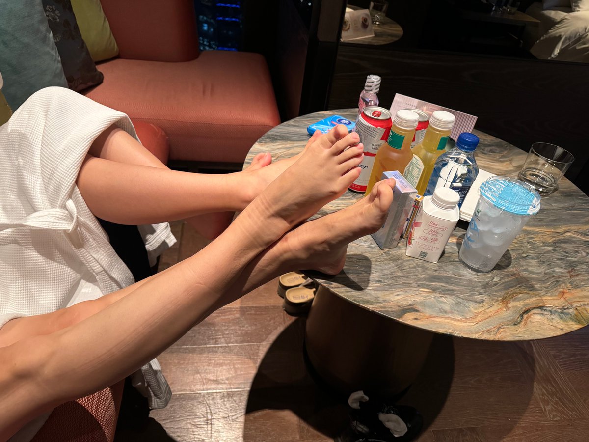 我问臀浪妹:不够100点赞也可以叫你闺蜜出来一起玩吗?
臀浪妹:除非你叫个帅弟弟一起
我:那简单!高富帅大JJ活好弟弟就喜欢你这样骚又好看的，准能叫出来
臀浪妹:那我叫上闺蜜一起吃饭；饭后再整点喝的吃的，再让弟弟看看我的臀浪！ https://t.co/xo7KVYBXZC