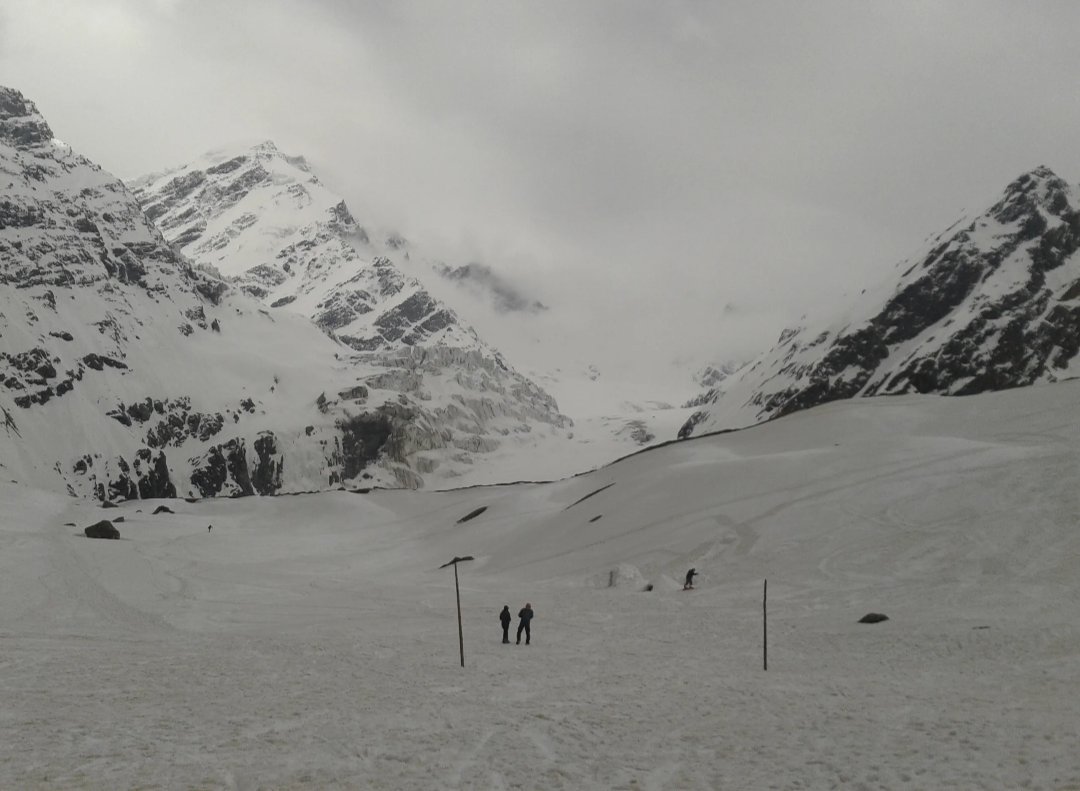 divesh's tweet photo. All the 3000 or so people on Svalbard have chosen to live there. None of them was born on the archipelago. In fact, it isn’t allowed to give birth on the group of islands. 

https://t.co/5xmTIkxRny https://t.co/ExxaRK4WOZ