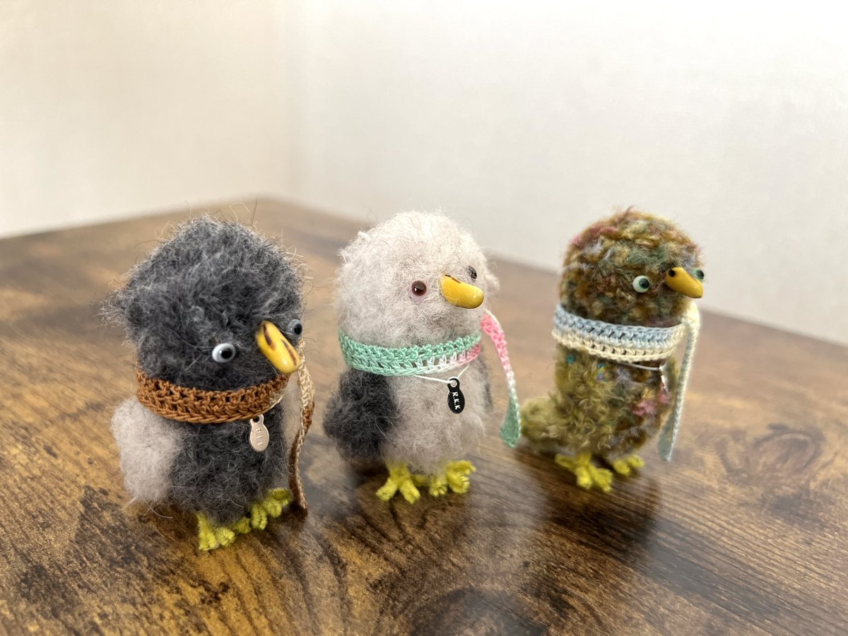 makiotty's tweet photo. Cocoroの店長さんと相談して、通販の場合価格わかった方がお迎え検討してもらいやすいかも？という事で「ことりのかくれぼ」展の子達、価格公開する事にしました。

ジャンボちゃん　8,000円
マフラー隊　各5,000円

になります。よろしくお願いします🙇 https://t.co/IDJQAbEIdQ