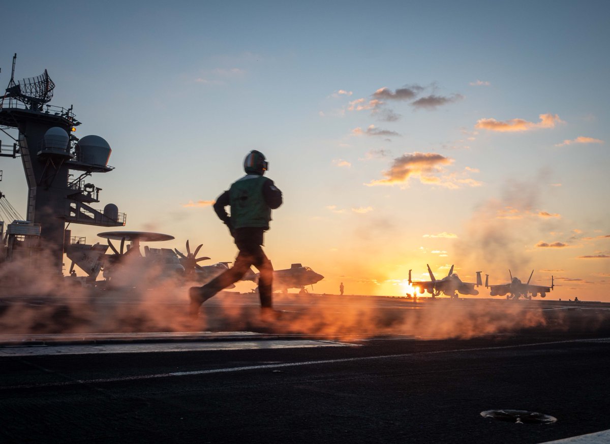 #SunsetSunday

A Sailor runs across the USS Carl Vinson <a href="/CVN70/">USS Carl Vinson</a> flight deck during #FLTOPS in Philippine Sea. <a href="/US7thFleet/">7th Fleet</a> spans more than 124 million square kilometers, operates 50-70 ships and submarines, 150 aircraft and more than 27,000 Sailors and Marines.📸 MCSN Kenneth Ostas