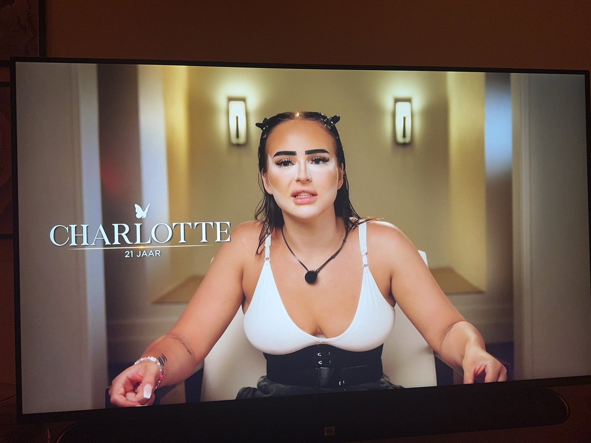 Ohwkeej kan iemand even uitleggen wat dit is? Of was ze nog niet klaar met schminken?
#paradisehotelnl #paradisehotel