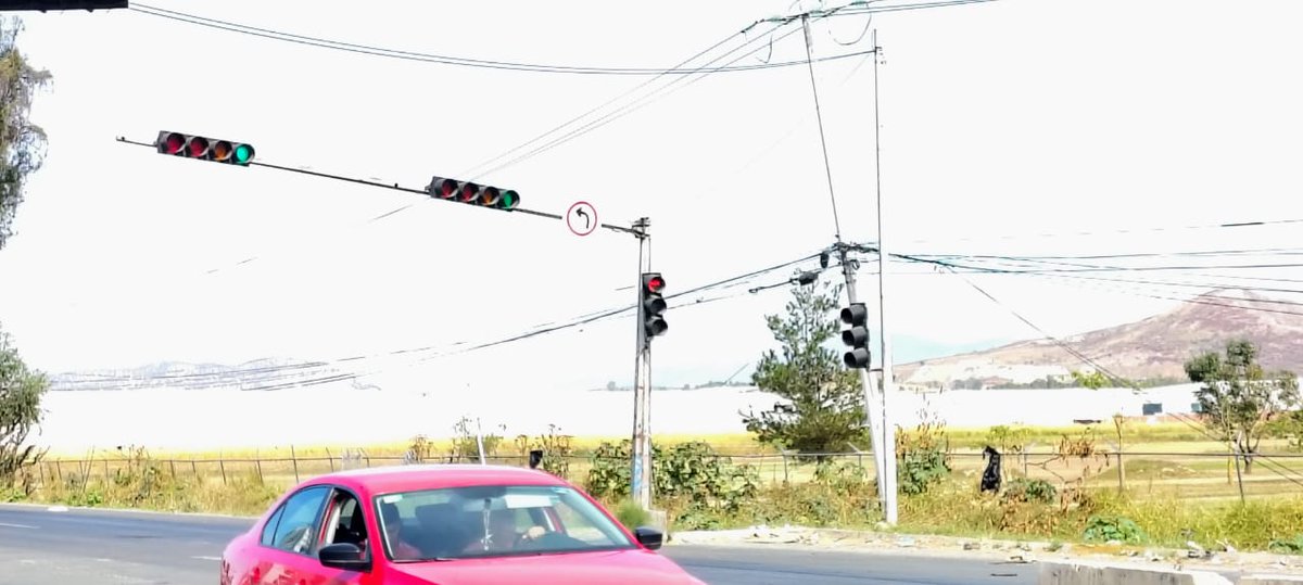 SaucedoCharly's tweet photo. 🙏#BUENASNOTICIAS
Ya repararon semáforo de carretera a #Colotlan a la altura de fraccionamiento Altaluz en #Zapopan https://t.co/Jc5VFUjucl