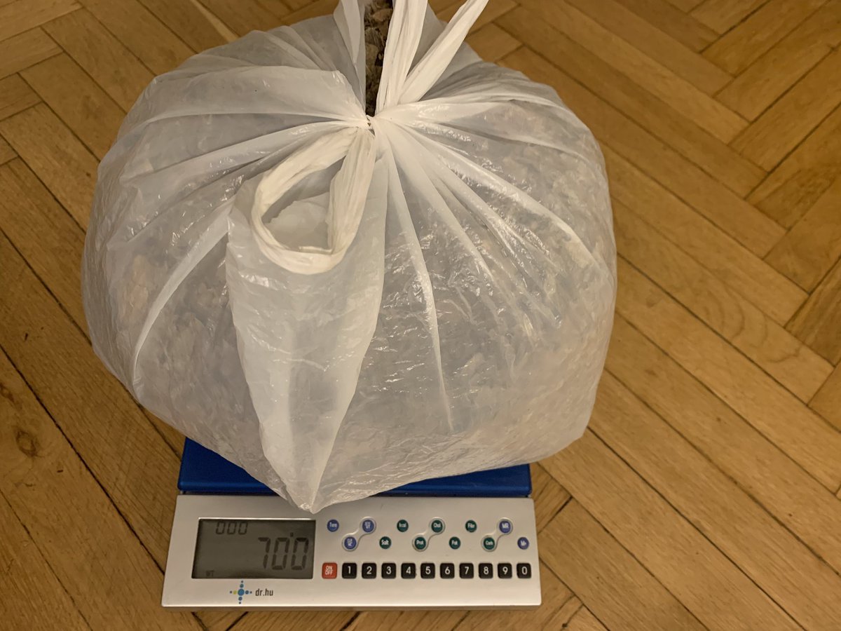 lombrimania's tweet photo. Y finalmente hoy 15/12 iniciamos con el experimento de cuanta materia orgánica y residuos orgánicos podemos reciclar en un año?

- 2000 gramos de lombricompost
- 700 gramos de hojas secas
- 2900 gramos residuos orgánicos
- 9 lombrices (eisenia fetida)

Que arranque el contador 👏🏼 https://t.co/LqpccNEXYw