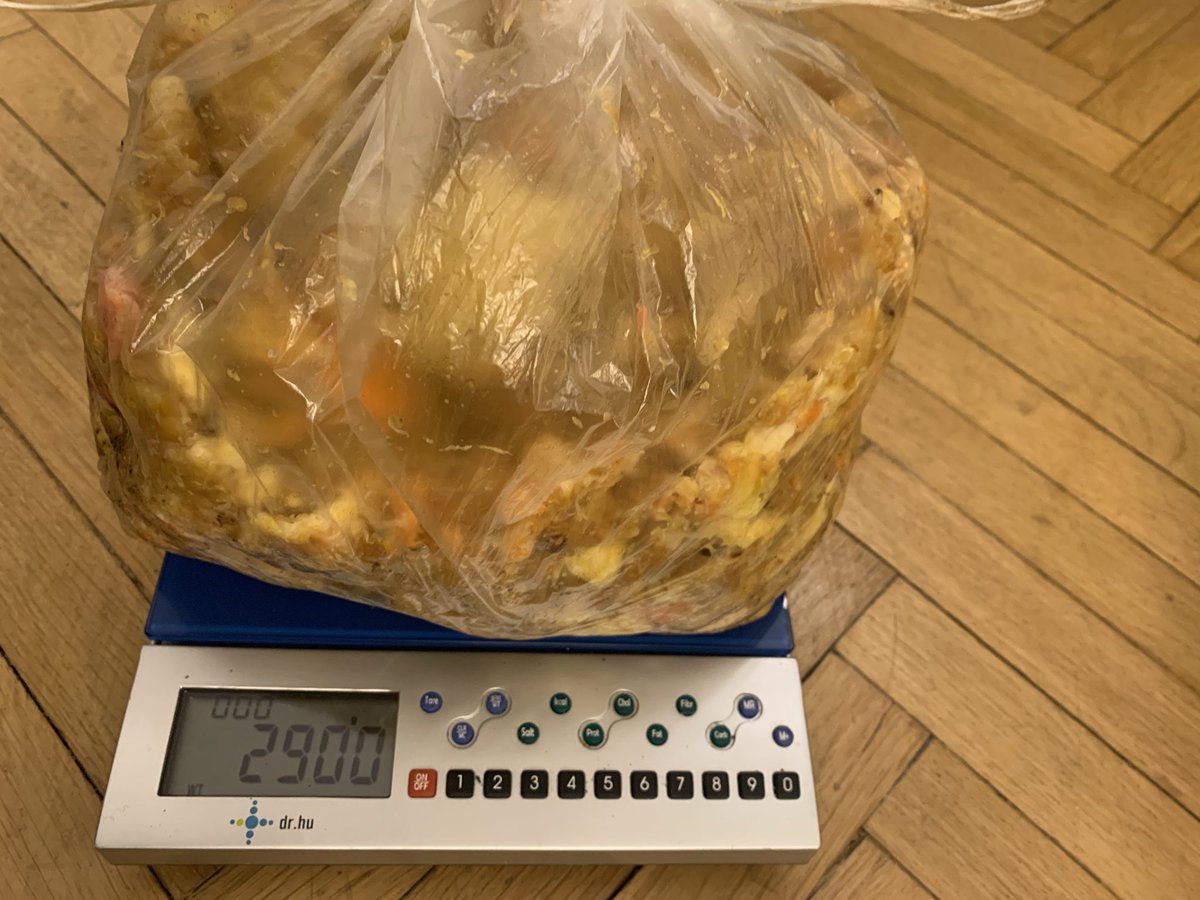 lombrimania's tweet photo. Y finalmente hoy 15/12 iniciamos con el experimento de cuanta materia orgánica y residuos orgánicos podemos reciclar en un año?

- 2000 gramos de lombricompost
- 700 gramos de hojas secas
- 2900 gramos residuos orgánicos
- 9 lombrices (eisenia fetida)

Que arranque el contador 👏🏼 https://t.co/LqpccNEXYw