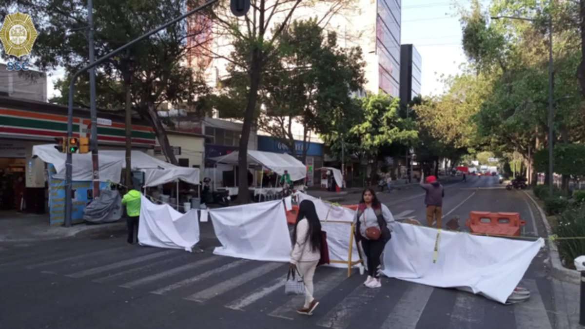 laadelita3's tweet photo. Por tercer día consecutivo, familiares de Daniel bloquean Río de la Loza

 EXIGEN se giré una orden de aprehensión inmediata en contra de la responsable, Gabriela “N”, señalada como hija de un alto ejecutivo de Televisa https://t.co/UvAmpEosSI