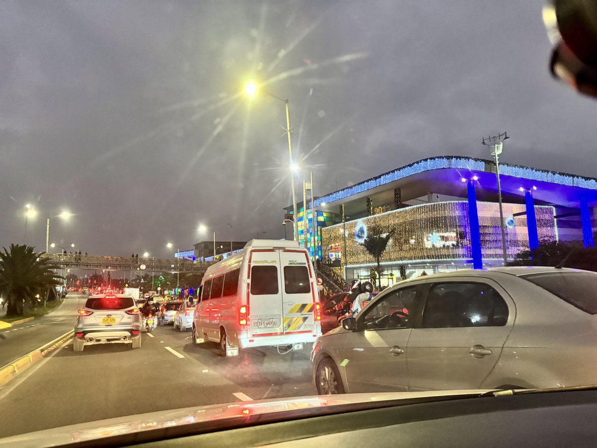 carsanta's tweet photo. Que mala gestión vial. Ya había sido denunciado en @NoticiasCaracol pero no han hecho nada los de @MetroBogota @SectorMovilidad https://t.co/q6SVX6d8Bo