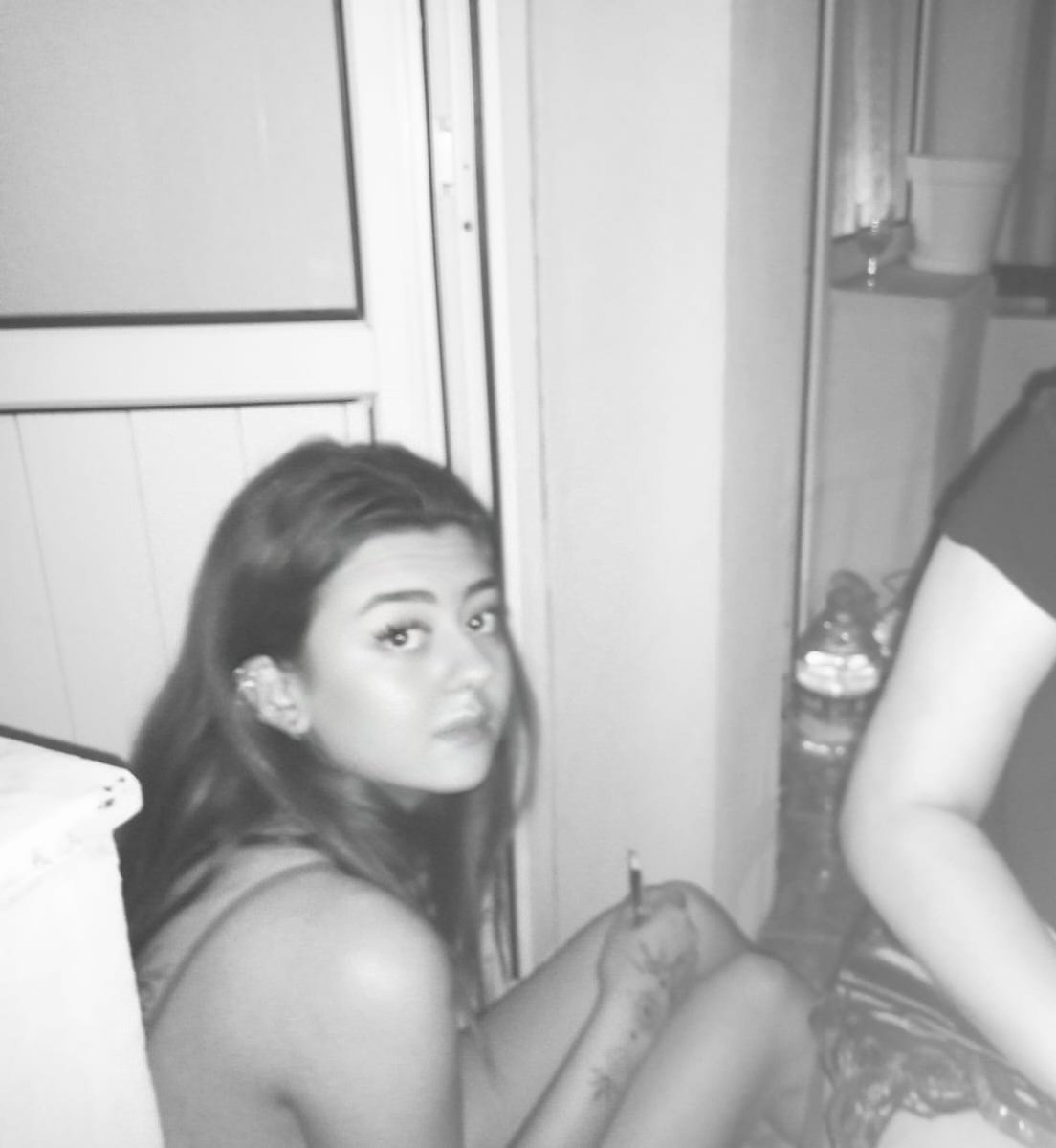 Neydi bizi böyle pervaz köşelerinde bekleten? Geri dönülen bir şehir mi? Geri dönülen bir aşk mı? Geriye dönüp durmak mı? Ya da dönüp durmaktantan deliye dönmek mi ? Her ne ise, bizi bu pervazlarda dona dona içmek zorunda olunan o sigaraya sebep, hepsine kocaman sevgiler...