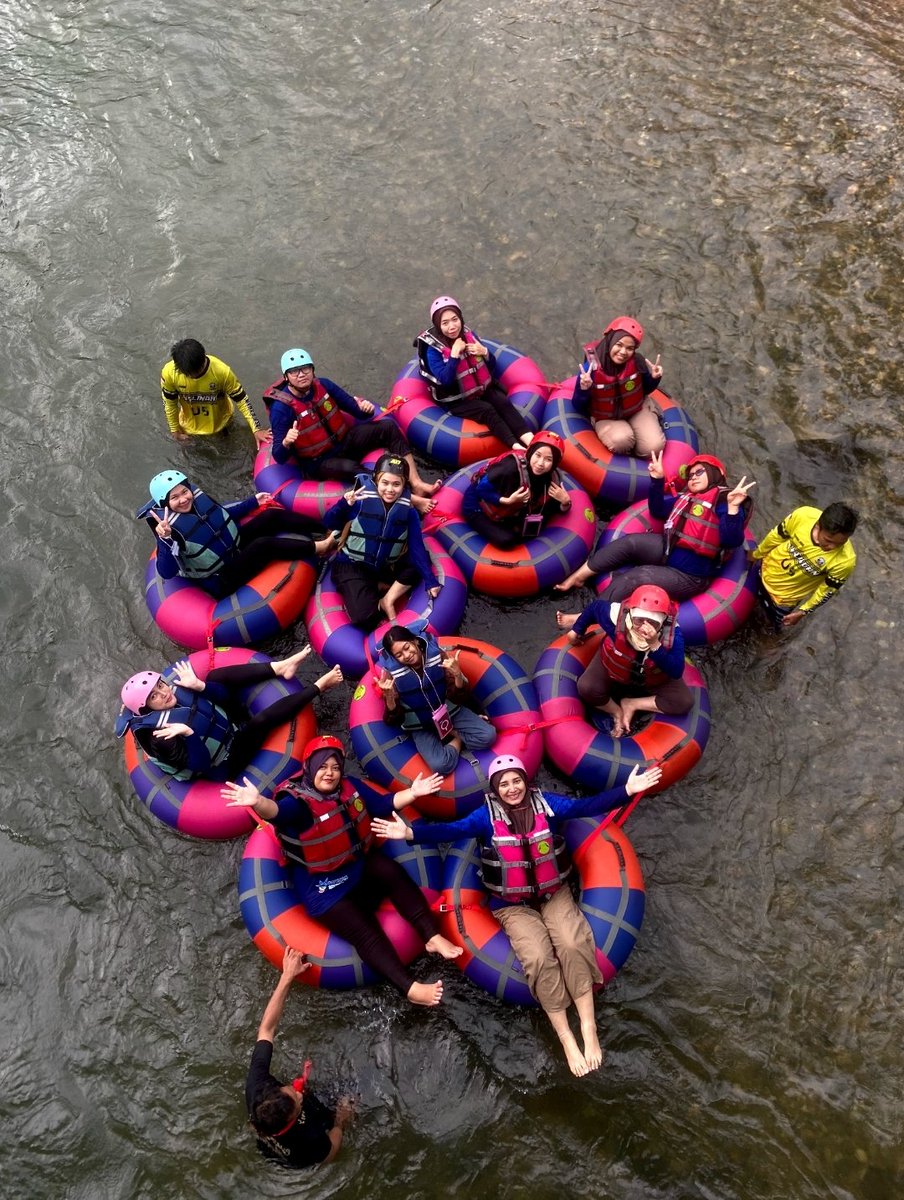 applelulaby's tweet photo. River tubing versi medium #loksado #sungaiamandhit #geoparkmeratus #pesonaindonesia #wisata https://t.co/UMKFogcc6r