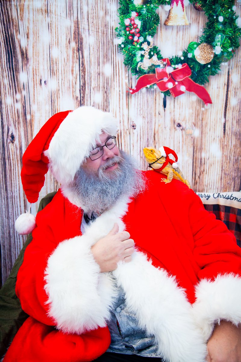 LilithsKore's tweet image. Hoggle got to meet Santa! ❤️
#SantaClaus #beardeddragon #meetingsanta #reptilelover