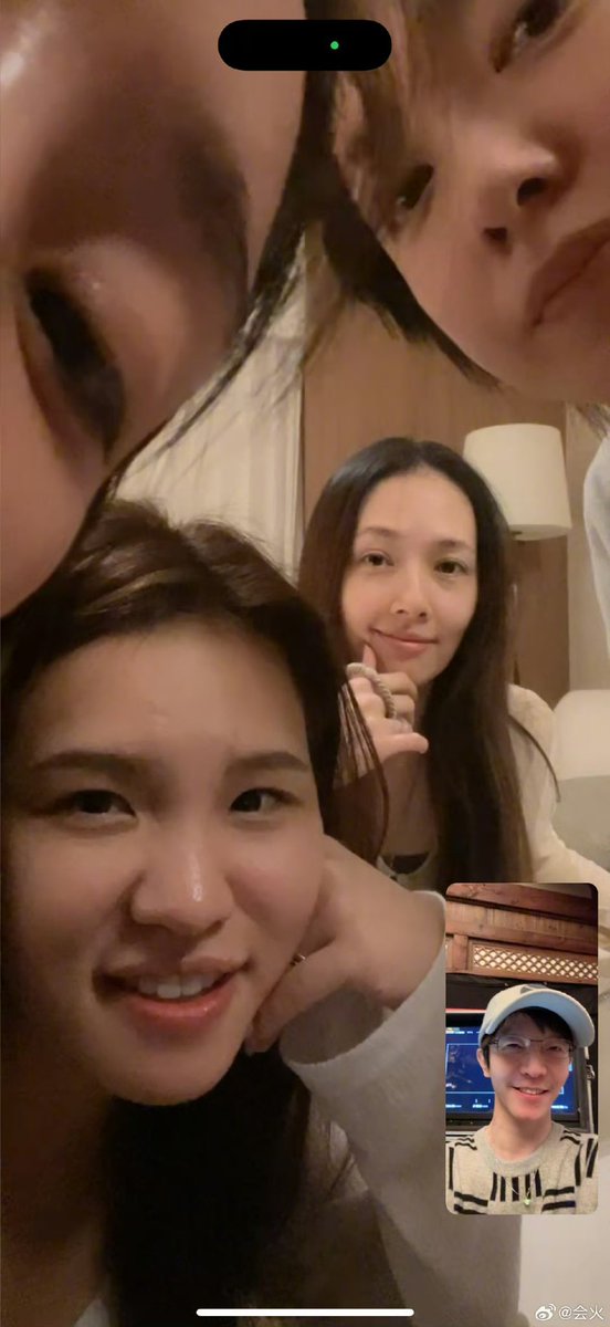 Queenbee_fox's tweet photo. 😍😍#YangMi, Amber Kuo, Guo Biting, Xie Yilin and Guo Jingming had a video call!!! 😍😍 (#TinyTimes sisters)
Guo JingMing posted, and shares his happiness:
"It was so heartwarming to receive this video call in Hengdian in the middle of the night when the ground was frozen! !
Sisters of the Times! "