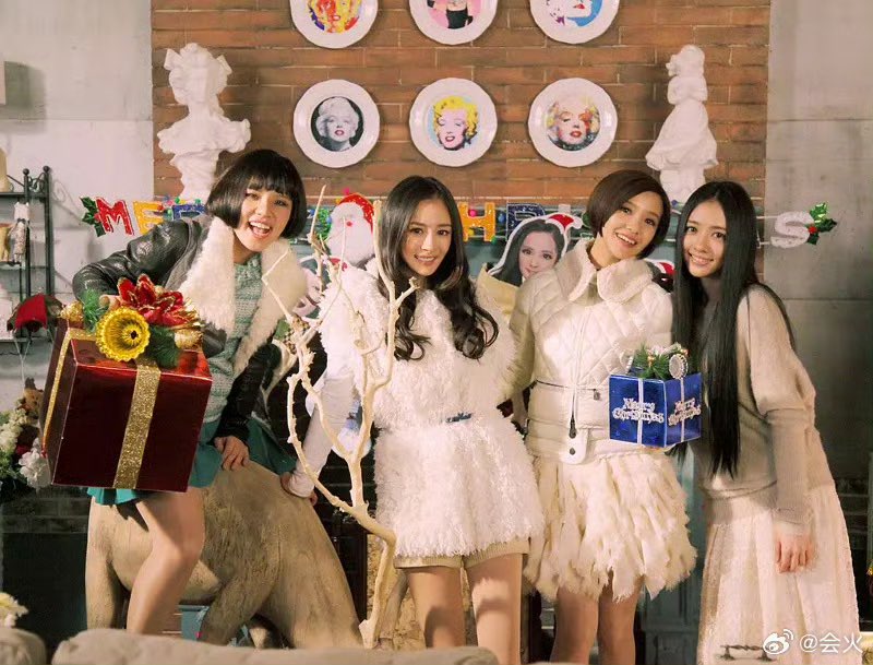 Queenbee_fox's tweet photo. 😍😍#YangMi, Amber Kuo, Guo Biting, Xie Yilin and Guo Jingming had a video call!!! 😍😍 (#TinyTimes sisters)
Guo JingMing posted, and shares his happiness:
"It was so heartwarming to receive this video call in Hengdian in the middle of the night when the ground was frozen! !
Sisters of the Times! "