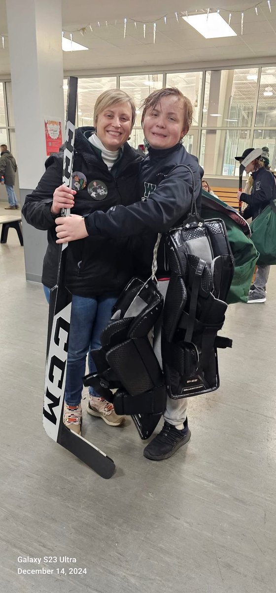 DemonsIce's tweet photo. #MightyMax had two special fans in the crowd last night and he pulled off his first shut out in an 8-0 win over Mayfield! 💚🤍🖤#zeroclub #hisgoalistodenyyours #goalielife #goaliemom #hornsup #godemons https://t.co/Yly7M6QE5J