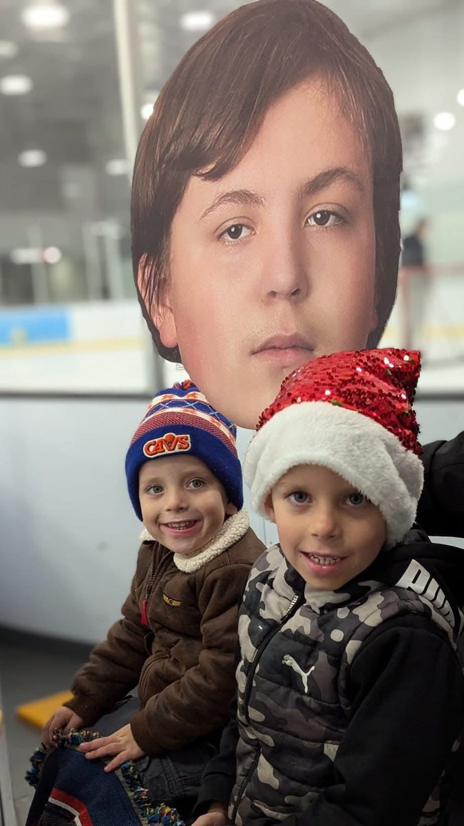 DemonsIce's tweet photo. #MightyMax had two special fans in the crowd last night and he pulled off his first shut out in an 8-0 win over Mayfield! 💚🤍🖤#zeroclub #hisgoalistodenyyours #goalielife #goaliemom #hornsup #godemons https://t.co/Yly7M6QE5J
