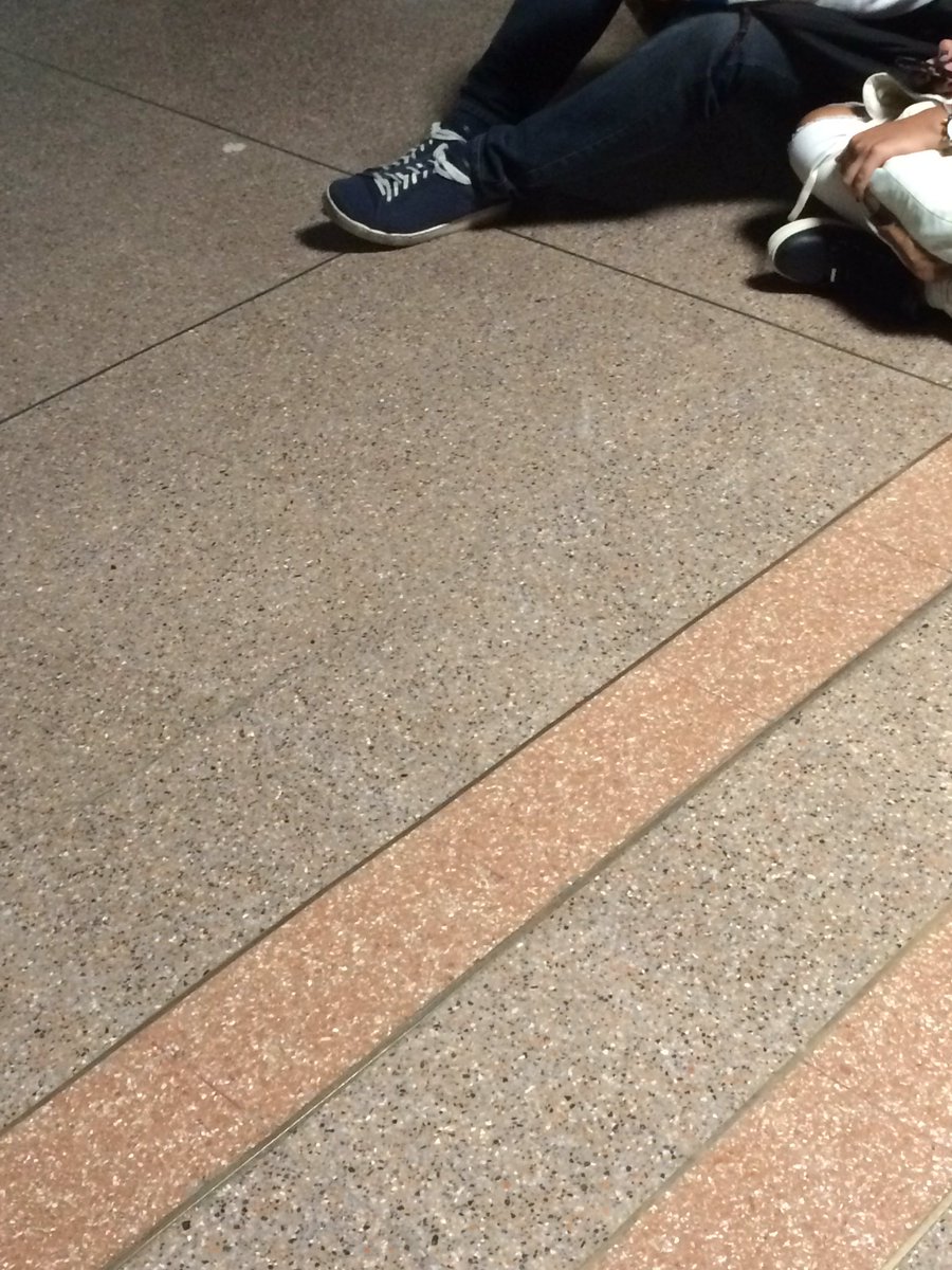 Cmiloongas's tweet photo. Las personas que se amarran los zapatos así están muy aferradas a la vida. https://t.co/pjA1TiXBgE