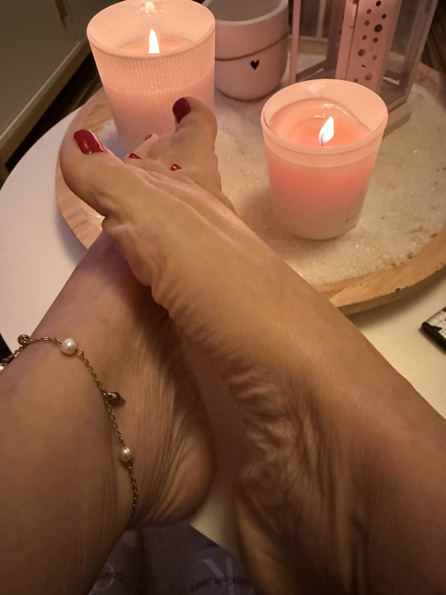 Is there any foot worship to be mistress slave so that mistress will step on him as doormat before entering inside dungeon 👅🦶🗝️