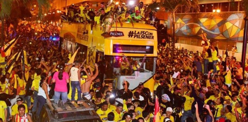 FutbolPasionWeb's tweet photo. 🥊LA BATALLA FINAL 

LDU es el más popular de la sierra, y BSC es el más popular de la costa.

¿Quién se impone a quien? Que dicen sus hinchas.

♻️RT LDU
❤️ BSC https://t.co/7gKdVSEqvS