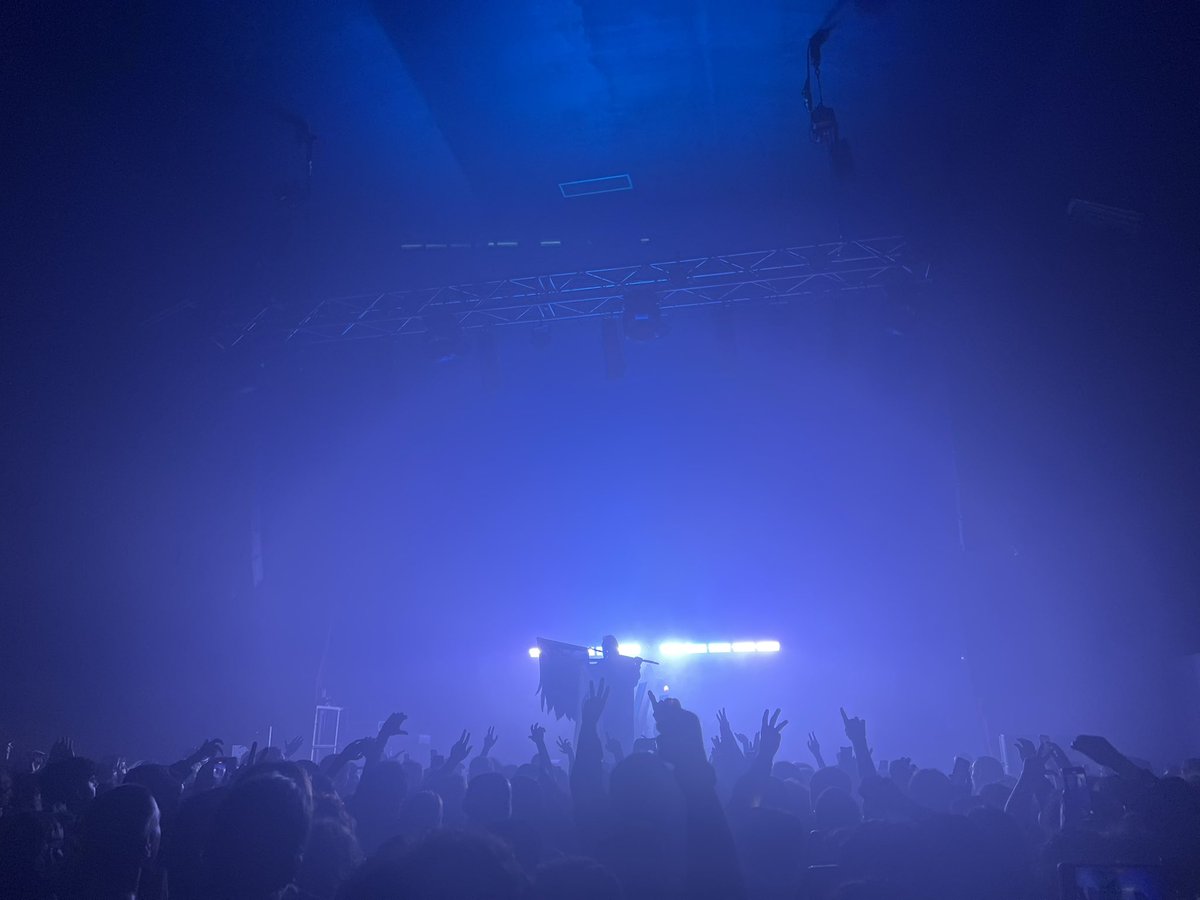 EM0's tweet image. goat