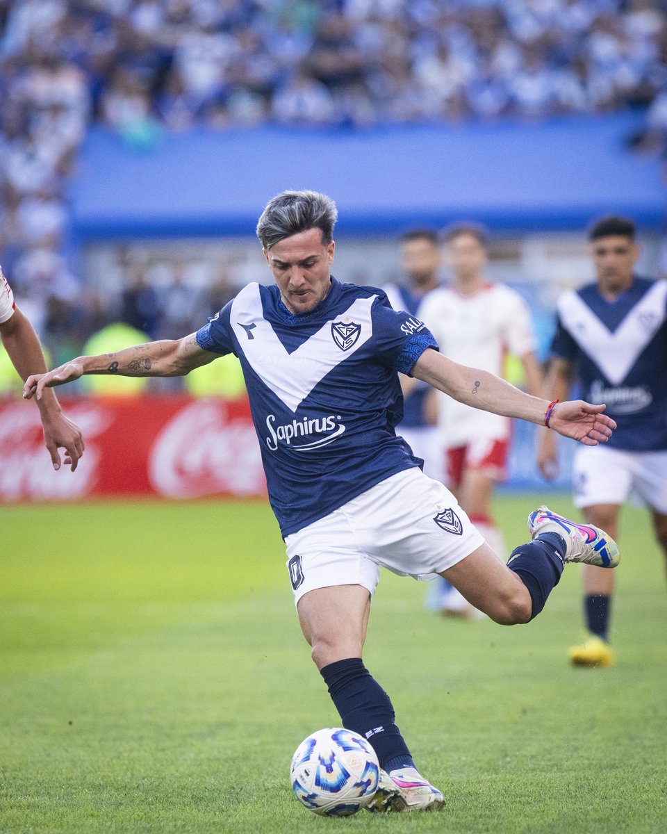PasionFortinera's tweet photo. ⏯️ FINAL DEL PRIMER TIEMPO: #Vélez derrota 2-0 a Huracán con goles de Aquino y D. Fernández.

👀 ¿Cómo vieron los primeros 45' del Fortín? https://t.co/tZ37ZdkZ6D