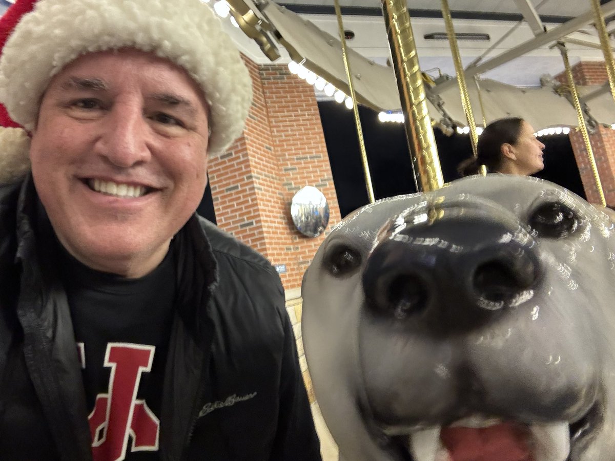 cincygreghoodin's tweet photo. Just kinda taking a spin on this here polar bear @CincinnatiZoo #festoflights on a #zootiful night #DoTheZoo #withanhtotheotithehohoho ! #TisTheSeason to get down with your #whohaday #hohoday and or #holiday loving self and add a little #HolidayCheer to your #holidayseason gotta dig those #holidayvibes #BearcatVibes and #Cincyvibes #BeASanta aka #SantaClsus while you enjoy the #holidaysincincy #sundayincincy #sundayvibes