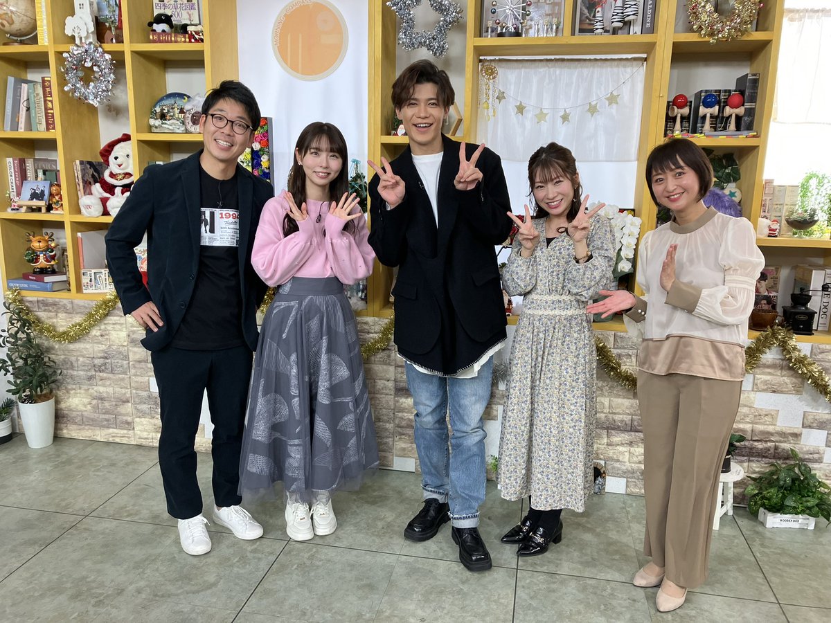 morningcompass1's tweet photo. #モーニングこんぱす
2023年3月まで天気キャスターを務めた
#坂井美萌々 さんが
#新浜レオン 紅白出場を㊗️って
#チバテレ に遊びにきてくれました🎵

千葉英和高校野球部マネージャーで1学年下の後輩だった美萌々さん✨当時の野球部キャプテン⚾️先輩の快挙に大喜びです😊 https://t.co/0BW2eJTVtV