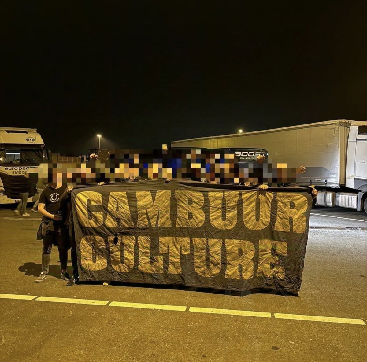 speters1981's tweet photo. Afgelopen vrijdag 13 december, weer een mooie Awaydays!!! 💛💙💛💙💛💙 De punten gingen mee naar Leeuwarden 👊🏼 https://t.co/xLQ3R52BvX