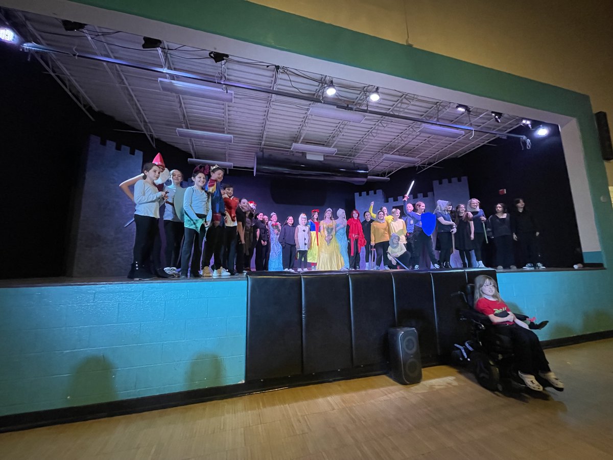 EMSGenerals's tweet photo. December at EMS has been a whirlwind of holiday fun! Our orchestra hit all the right notes at their winter concert, drama dazzled us with their first-ever performance, we cozied up for a holiday movie night, AND our choir brought the cheer to the craft fair. 👏@melissarpool https://t.co/SCX90QJcf0