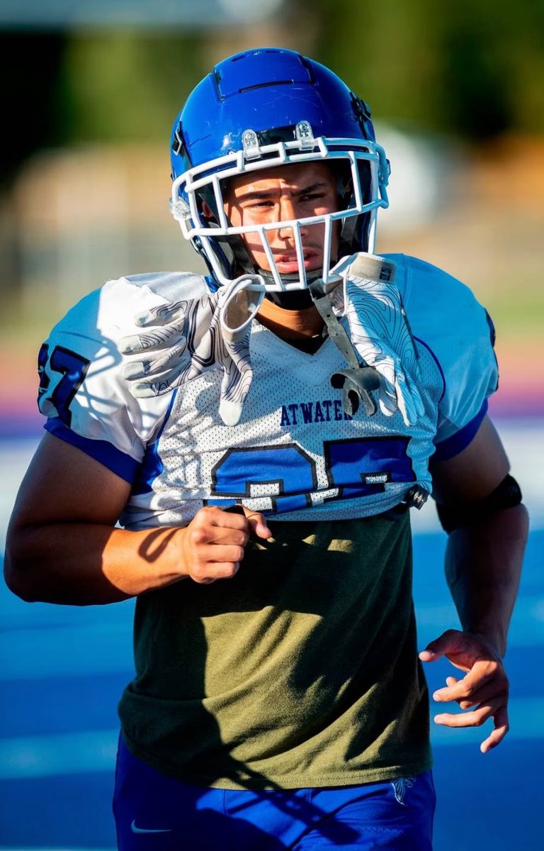 BlackHatFootbal's tweet photo. Black Hat All-209 Large School All-Purpose
**Atwater Senior Jeremiah De La Rosa - Mr. Versatility & CCC co-MVP, ran for 974 yards & 15 TDs, averaging 8 yards a carry, and caught 13 balls for 234 yards & 3 more TDs
 
**Merced Senior Quintell Dupree - A 6-foot-3, 210-pound Iron Man while leading Bears to second consecutive CCC championship, throwing for 2,079 yards & 24 TDs, while running for 631 yards & 14 TDs. Was also the CCC co-MVP