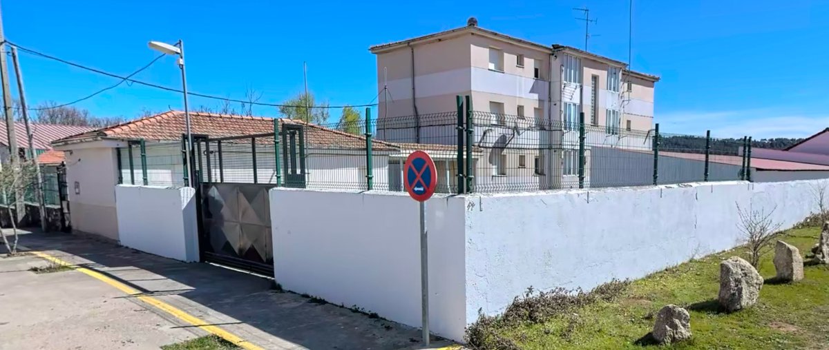 casa_cuartel's tweet photo. #cadadíauncuartel (1080)
Hoy vamos a conocer la #casacuartel de #ElPayo (Salamanca):
📐 Felipe García-Escudero Torroba
💶 @guardiacivil
🗓 1975
📍 40,28132° N, 6,72856° O
🏘 6
1/4 https://t.co/Eu4qCLAIay