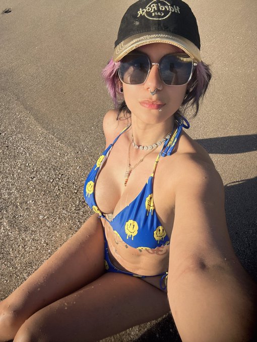Moxxietoxxic404 - 1 pic. Hello I’m your favorite cosplayer/ Beach girl it’s been a while isn’t it? I’m very active in OF and Fansly now as lady_hentai , ox ox ox 💕 https://t.co/NQaOwCPAfs