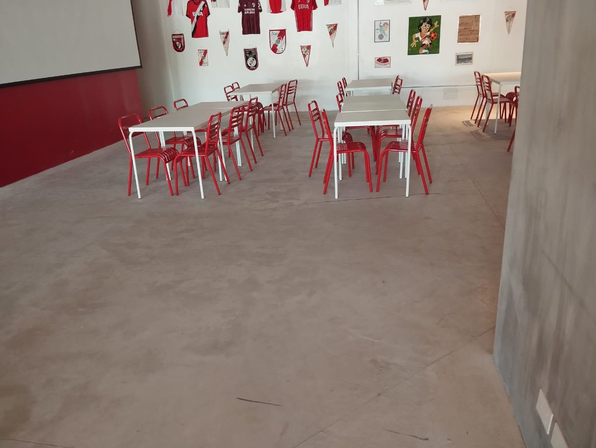 HugoFarina1422's tweet photo. El ahora y el después.
De una CONFITERIA con detalles en madera, un piso en buen estado e IDENTIDAD. 
A un PATIO DE COMIDAS no tienen PERDON lo que hicieron son los responsables de esto no digo mas nada las fotos HABLAN SOLAS !!!! @JorgeBrito @stefanocdicarlo https://t.co/fL8eZHyGpA