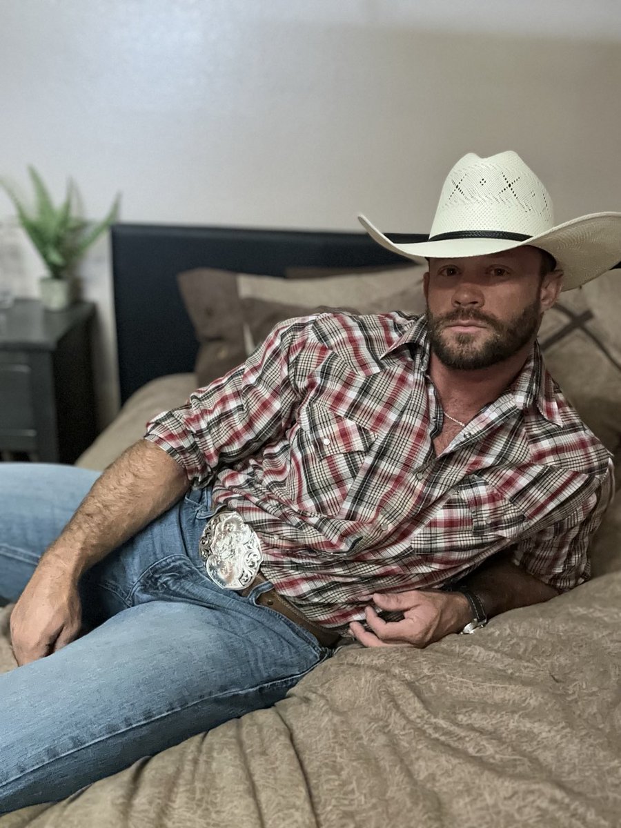 tracetrainer's tweet photo. Wanna come over and watch the game? 🏈 🤠 https://t.co/rK4tyuL7J6