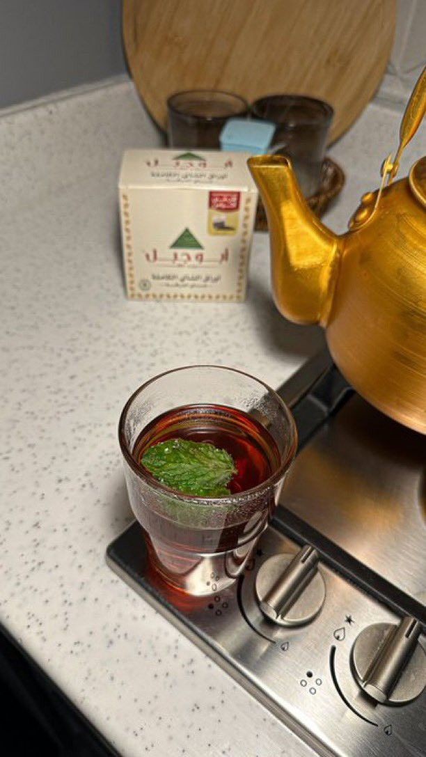 love20957's tweet photo. #tea
#greeng 
#plants
#teakettle 
#cup 
I drink tea with three spoons of sugar, what about you? https://t.co/38YnVhmckp