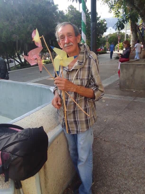 (Así me lo enviaron) Ibrahim López, Ingeniero, profesor jubilado de la ULA sobrevive vendiendo los  molinillos de viento, que fabrica en la plaza Bolívar de Mérida, cuestan 1$ no pide dinero, los vende para medio comer. Si lo ves por favor ayúdalo RT